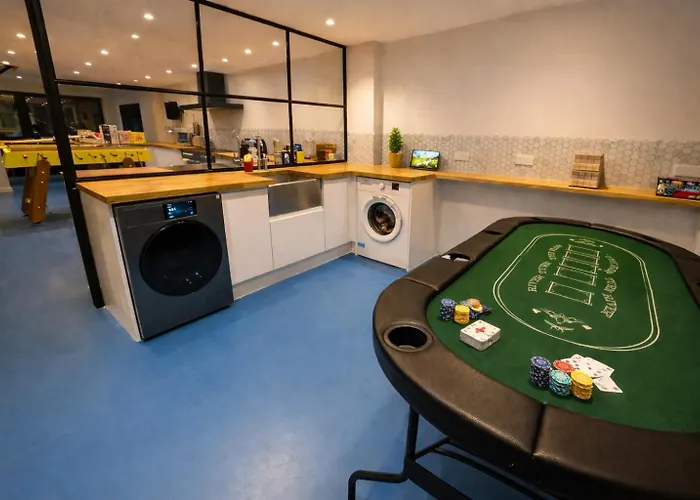 Stylish Centre Retreat With Private Terrace & Hottub