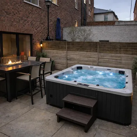 Ferienhaus Stylish Centre Retreat With Private Terrace & Hottub Leeds (West Yorkshire)